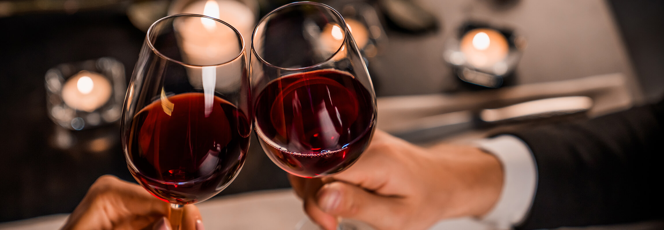 wine glasses touching during toast